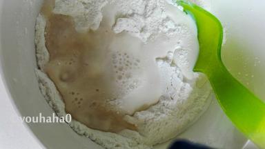 米粉中放入白糖，酵母用50克清水化开，倒入米粉里，再加入牛奶。