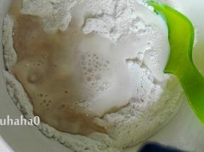 米粉中放入白糖，酵母用50克清水化开，倒入米粉里，再加入牛奶。