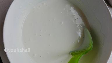 米粉、牛奶搅匀，成稀稀的面糊。