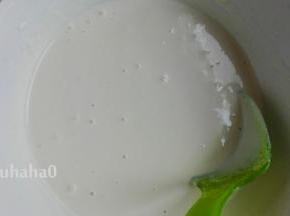 米粉、牛奶搅匀，成稀稀的面糊。