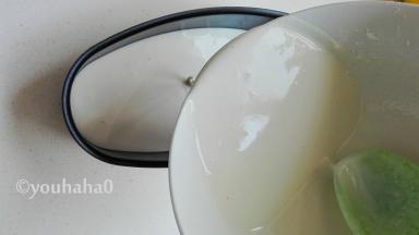 面糊倒入模具中，模具是不沾的就没有抹油，若用普通容器，建议先抹一层油。