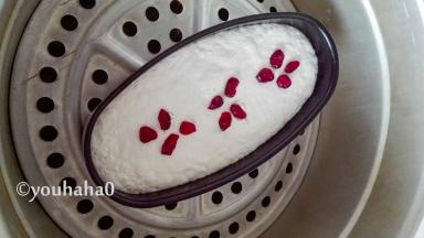 在面糊表面放几个蔓越莓干，模具放入蒸锅中，大火烧开。