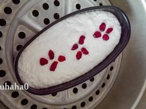 在面糊表面放几个蔓越莓干，模具放入蒸锅中，大火烧开。