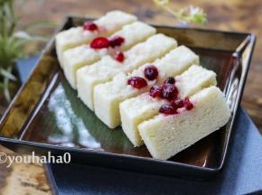 不沾的模具倒扣非常方便，吃的时候切块摆盘即可。