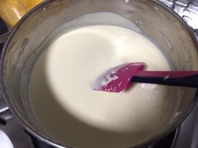 将马斯卡彭芝士与淡奶油混合均匀