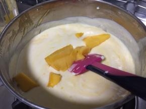 最后放入芒果碎