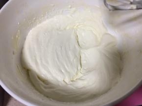 奶油打发至还可流动的6成即可