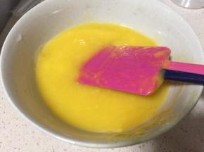 将剩余的芒果泥加入隔热水融化的鱼胶粉搅拌混合均匀