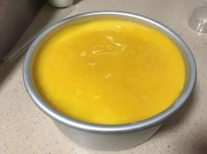 快熟倒入芒果慕斯表面用刮刀刮均匀，送入冰箱冷藏2小时以上