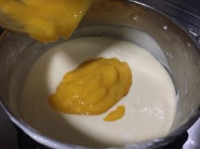 倒入芒果泥搅拌均匀，留少许果泥来做镜面