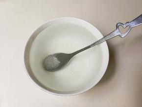 砂糖放入温水中搅化