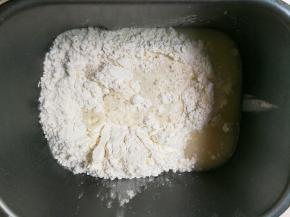 面粉和发酵粉放入面包机桶