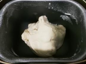 启动面包机搅拌15分钟成面团