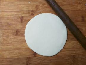 取出面团揉匀去，切成小块面团，取一小块面团幹成均匀的厚片