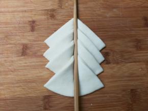 用筷子稍微使劲压一下