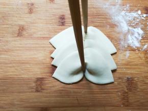 再用筷子两头夹一下