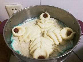 醒发五十分钟左右，蒸锅水开蒸20分钟焖三分钟