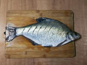 鳊鱼洗净正反两面划切数刀
