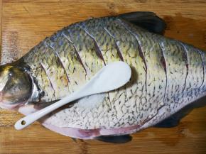 一小勺盐均匀撒在鳊鱼表面和鱼肚里面摩擦几下腌制一小时