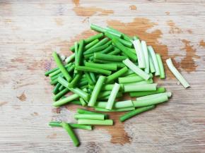 蒜苔洗净切成段