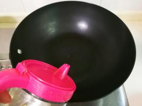 热锅倒入适量食用油烧热