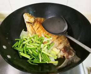 放入蒜苔煸炒出香味