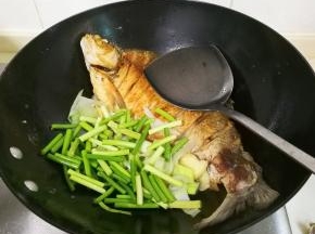 放入蒜苔煸炒出香味