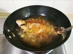 放入适量热水烧开中火烧十分钟