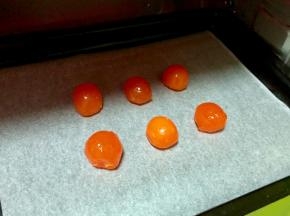 咸蛋黄刷白酒后，入烤箱，180度烤10分钟，把咸蛋黄烤熟。