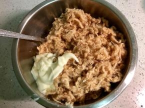 加入肉松和沙拉酱。