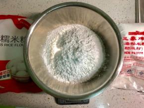 另取一个盆，加入200克糯米粉和35克粘米粉。