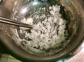 25克澄粉放入盆中，倒入25克开水用筷子迅速搅匀。