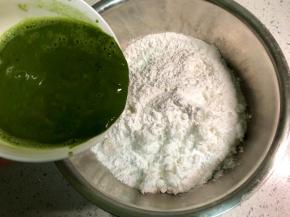 把刚才烫好的澄面倒入盆中，加入调好的麦青汁。