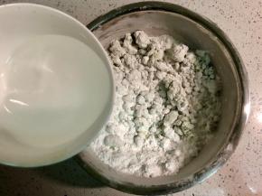 再加入剩余的50克清水，一点一点加，不要加太多。因为不确定糯米粉的吸水性，所以预留了一部分水用来调节，请根据实际情况增减。