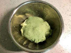 几种食材混合揉成均匀的粉团。