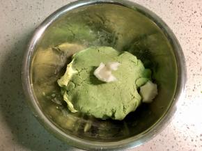 加入10克猪油继续揉。