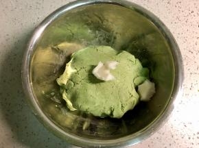加入10克猪油继续揉。