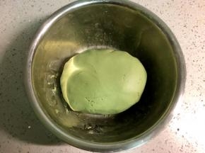 揉成光滑的绿色粉团，盖好保鲜膜，做的时候揪一块包一个，防止粉团变干。