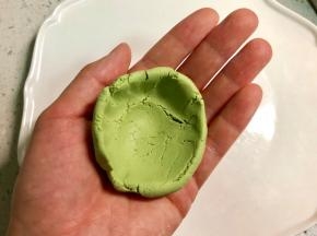 取30克粉团，揉圆按扁，捏成小碗状。
