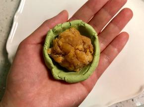 放入揉好的馅团。