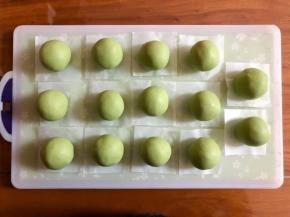 全部包好，揉圆，青团下边垫油纸防粘。