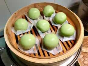 锅里先把水烧开，再把蒸屉放上去，中火蒸15分钟。