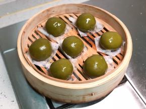 趁热刷一层熟油（放锅里烧开后又放凉的玉米油）