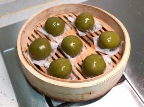 趁热刷一层熟油（放锅里烧开后又放凉的玉米油）