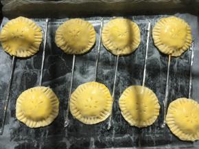 蛋黄打散，在表层刷上一层薄薄的蛋黄液