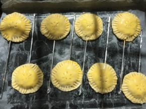 蛋黄打散，在表层刷上一层薄薄的蛋黄液