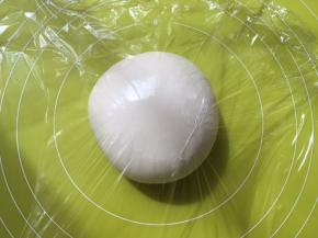 揉好的面团取出，盖保鲜膜松弛半个小时