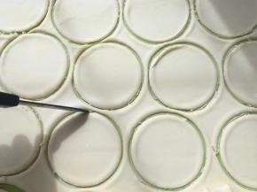 之后用刀将圆片处划一下，将面片分离开