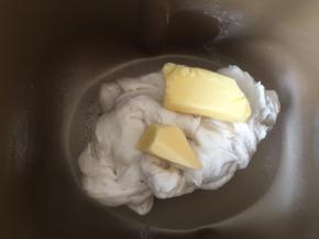 面团揉好后，加入10克软化的黄油，继续启动揉面程序将黄油跟面团揉均匀