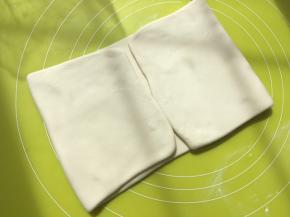 之后两侧面片向中间对折一下